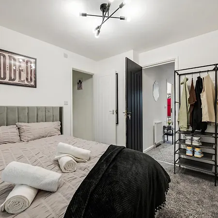 Luxury Centre With Free Parking 度假居 *