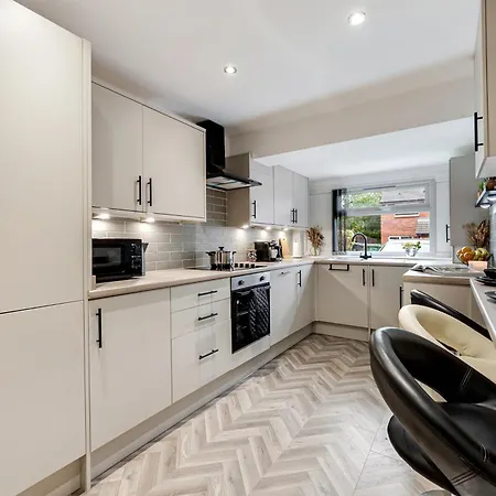 Luxury Centre With Free Parking Будинок відпочинку Лідс