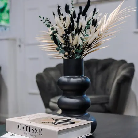 Luxury Centre With Free Parking Будинок відпочинку